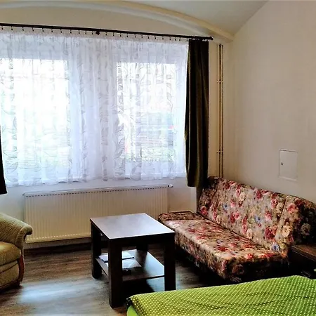 Kukacci Hnizdo Benesov nad Ploucnici
